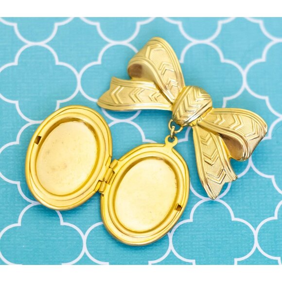 Vintage Floral Round Oval Locket Pendant Gold Tone Ribbon Brooch - R35 - Picture 2 of 3